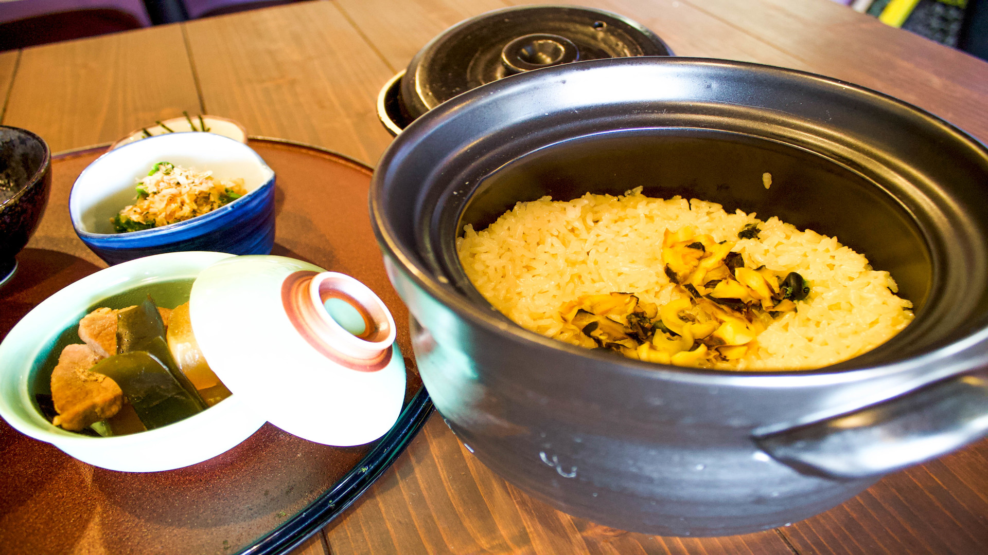 土鍋サザエめし（1人前1,500円※2人前からご予約承っております。）